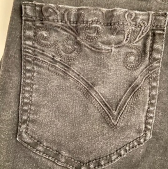 🖤Embroidered Raw Hem Flare Cropped Jeans🖤 - Picture 4 of 7